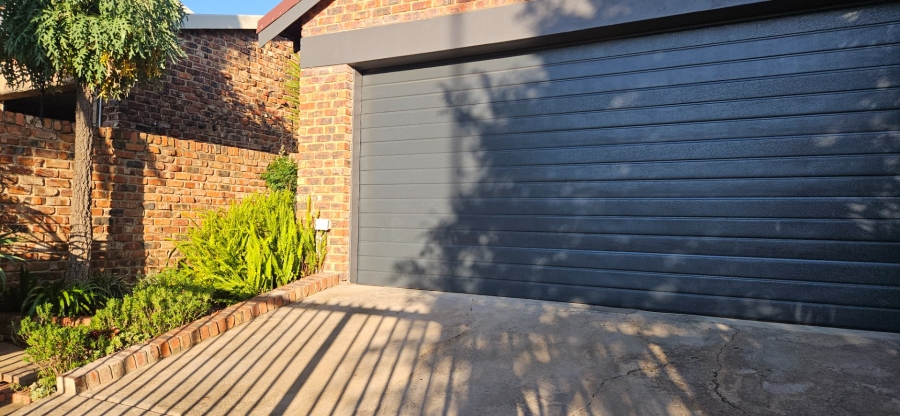 5 Bedroom Property for Sale in Langenhovenpark Free State